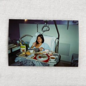 Alizée Williot Instagram - Meilleure idée du siècle d’avoir immortalisé ses 3 premiers mois avec un Kodak ! J’aime trop ce genre de photos ❤️ Maxime me dit que sur la 4ème je ressemble à une adolescente de 15 ans qui vient se faire opérer de l’appendicite mdrrr et vous quelle est votre photo préférée ?