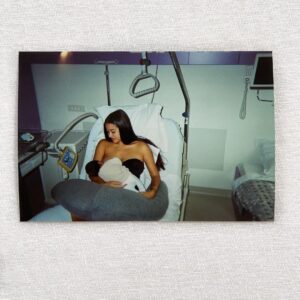 Alizée Williot Instagram - Meilleure idée du siècle d’avoir immortalisé ses 3 premiers mois avec un Kodak ! J’aime trop ce genre de photos ❤️ Maxime me dit que sur la 4ème je ressemble à une adolescente de 15 ans qui vient se faire opérer de l’appendicite mdrrr et vous quelle est votre photo préférée ?