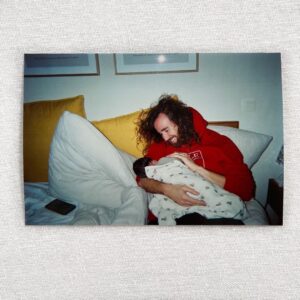 Alizée Williot Instagram - Meilleure idée du siècle d’avoir immortalisé ses 3 premiers mois avec un Kodak ! J’aime trop ce genre de photos ❤️ Maxime me dit que sur la 4ème je ressemble à une adolescente de 15 ans qui vient se faire opérer de l’appendicite mdrrr et vous quelle est votre photo préférée ?