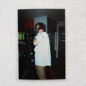 Alizée Williot Instagram - Meilleure idée du siècle d’avoir immortalisé ses 3 premiers mois avec un Kodak ! J’aime trop ce genre de photos ❤️ Maxime me dit que sur la 4ème je ressemble à une adolescente de 15 ans qui vient se faire opérer de l’appendicite mdrrr et vous quelle est votre photo préférée ?