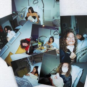 Alizée Williot Instagram - Meilleure idée du siècle d’avoir immortalisé ses 3 premiers mois avec un Kodak ! J’aime trop ce genre de photos ❤️ Maxime me dit que sur la 4ème je ressemble à une adolescente de 15 ans qui vient se faire opérer de l’appendicite mdrrr et vous quelle est votre photo préférée ?