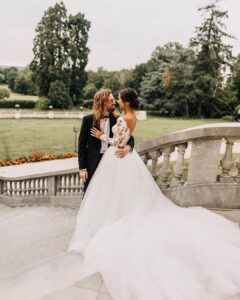 Alizée Williot Instagram - Il y a un mois jour pour jour, nous vivions le plus beau jour de notre vie, entourés de toutes les personnes que l’on aime ❤️ #22juin2019 📸 @ghania_iratni Château Bouffémont