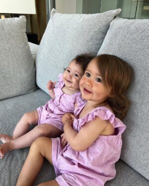 Alizée Williot Instagram - Mes bébés 💜 Je trouve qu’elles 
se ressemblent de plus en plus ! Des jumsss