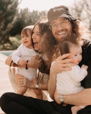 Alizée Williot Instagram - J’ai réalisé le rêve de toute ma vie.
Eux. Nous. Ma petite famille ❤️ 

Impossible de choisir 1 des 10 je les aime tellement toutes ! Vous préférez quelle photo vous ? :) 

Merci @olivia__poirier de capturer ces instants de vie si précieux 🙏🏼