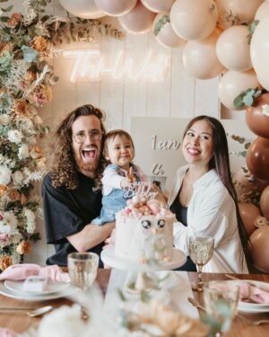 Alizée Williot Instagram - Joyeux anniversaire mon amour. 1 an déjà, 1 an que tu as chamboulé ma vie. Encore plus belle elle est aujourd’hui grâce à toi. Tu es le fruit de notre amour et nous sommes si fiers de la petite fille que tu deviens, souriante, rigolote, câline, un vrai petit rayon de soleil. Je t’aime si fort ❤️ 

Photos @olivia__poirier 
Organisation @nora_eventdesigner 
Gâteau @unepartdecharlotte 
Repas @aurelie_scarabin