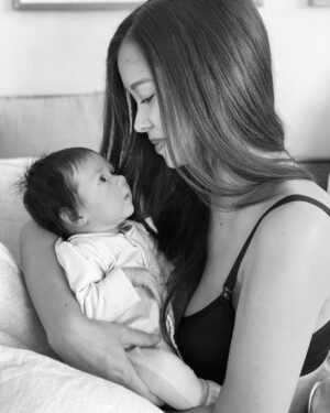 Alizée Williot Instagram - 1 mois de toi, 1 mois de nous 🖤

Je n’ai jamais été aussi fatiguée de ma vie, difficile de ne pas dormir plus de 3h d’affilée depuis 1 mois 😅 mais je n’ai à la fois jamais été aussi heureuse et épanouie ! Être maman est indéniablement le plus beau rôle de ma vie. 

#grateful