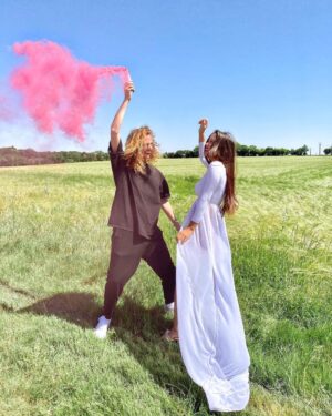 Alizée Williot Instagram - C’est une fille !!! 💕 #itsagirl