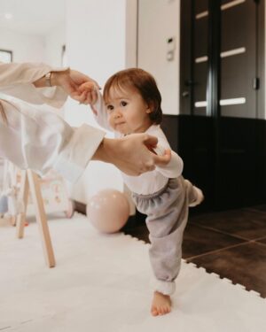 Alizée Williot Instagram - Joyeux anniversaire mon amour. 1 an déjà, 1 an que tu as chamboulé ma vie. Encore plus belle elle est aujourd’hui grâce à toi. Tu es le fruit de notre amour et nous sommes si fiers de la petite fille que tu deviens, souriante, rigolote, câline, un vrai petit rayon de soleil. Je t’aime si fort ❤️ 

Photos @olivia__poirier 
Organisation @nora_eventdesigner 
Gâteau @unepartdecharlotte 
Repas @aurelie_scarabin