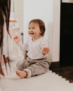 Alizée Williot Instagram - Joyeux anniversaire mon amour. 1 an déjà, 1 an que tu as chamboulé ma vie. Encore plus belle elle est aujourd’hui grâce à toi. Tu es le fruit de notre amour et nous sommes si fiers de la petite fille que tu deviens, souriante, rigolote, câline, un vrai petit rayon de soleil. Je t’aime si fort ❤️ 

Photos @olivia__poirier 
Organisation @nora_eventdesigner 
Gâteau @unepartdecharlotte 
Repas @aurelie_scarabin