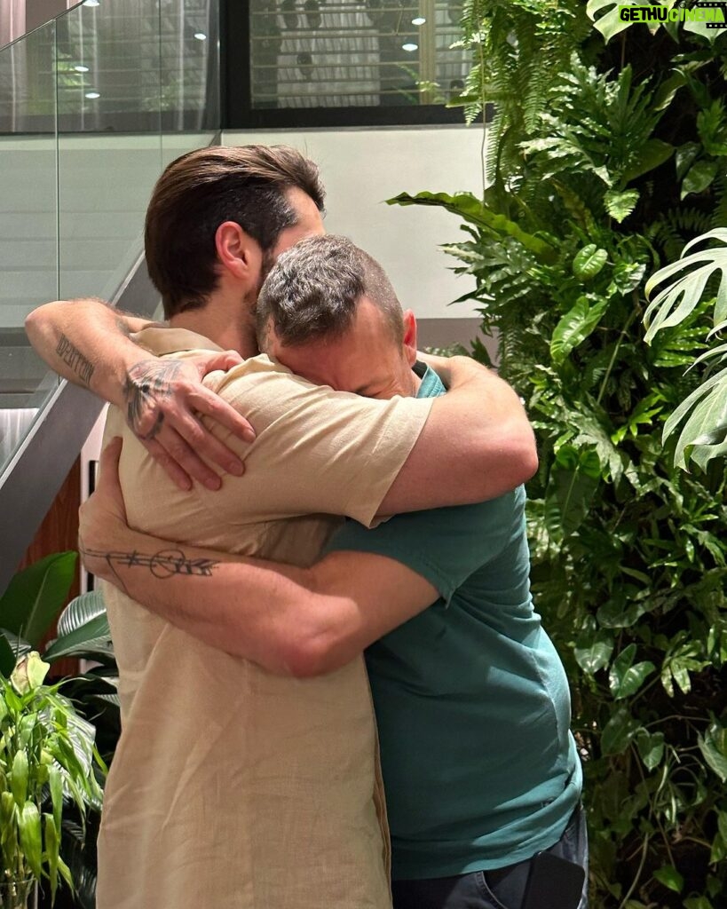 Alok Instagram - Que alívio poder te abraçar pai! What a relief to be able to hug you dad! São Paulo, Brazil