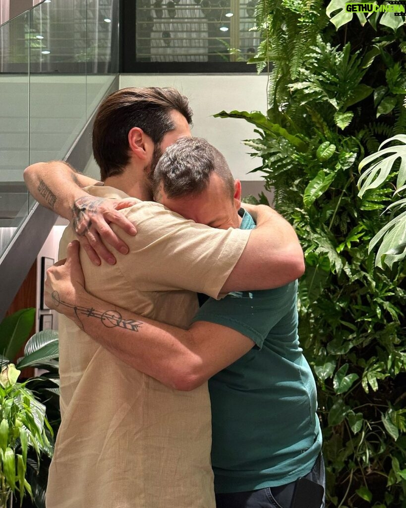 Alok Instagram - Que alívio poder te abraçar pai! What a relief to be able to hug you dad! São Paulo, Brazil