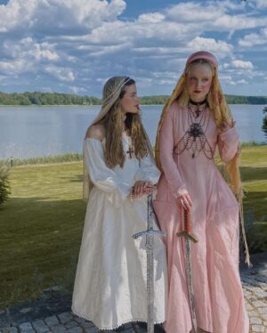 Alva Bratt Instagram - midsommar 1523 🧚‍♂️🛡️⚔️🦂 ~~~ Vasas frillor mfl ~ 🗡️♥️ ~ @dorisdaga 🪭🏰