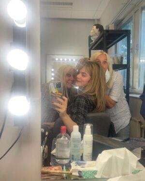 Alva Bratt Instagram - alldeles lycklig av alla fina ord från er som har tittat 🧚‍♂️♥️ <~~~> tack igen till ett fantastiskt gäng, här är några ~

@amandaadolfsson_director @frida_asp123 @fatimavarhos @camilla_ahlgren @forsman.forsman @ragnaj @igamikler @mackiable @madeleinethorcostumedesign @claralla @mwbyemma @clarabergquist @p.cabbe @aliciaeichenholz @biancakuylenstierna @dominika.newelska @esmalda @maggiewidstrand @coj_casting @wilfen @nikivalinger @sofusforssell @linnealrsson @carolinnfranklin @fanni_metelius @sarah_p_nicastro @aspvarhos @jangfeldt @maxulveson @carsten_bjornlund @letitiawardact @nicoleberki @christiankaktus @hannesalin 🪻