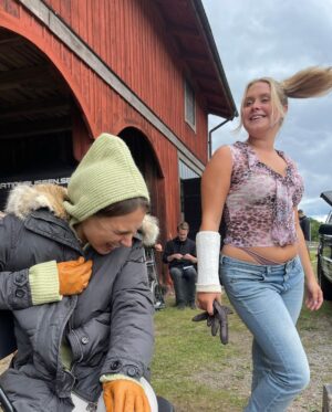 Alva Bratt Instagram - alldeles lycklig av alla fina ord från er som har tittat 🧚‍♂️♥️ <~~~> tack igen till ett fantastiskt gäng, här är några ~

@amandaadolfsson_director @frida_asp123 @fatimavarhos @camilla_ahlgren @forsman.forsman @ragnaj @igamikler @mackiable @madeleinethorcostumedesign @claralla @mwbyemma @clarabergquist @p.cabbe @aliciaeichenholz @biancakuylenstierna @dominika.newelska @esmalda @maggiewidstrand @coj_casting @wilfen @nikivalinger @sofusforssell @linnealrsson @carolinnfranklin @fanni_metelius @sarah_p_nicastro @aspvarhos @jangfeldt @maxulveson @carsten_bjornlund @letitiawardact @nicoleberki @christiankaktus @hannesalin 🪻