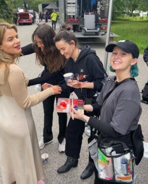 Alva Bratt Instagram - alldeles lycklig av alla fina ord från er som har tittat 🧚‍♂️♥️ <~~~> tack igen till ett fantastiskt gäng, här är några ~

@amandaadolfsson_director @frida_asp123 @fatimavarhos @camilla_ahlgren @forsman.forsman @ragnaj @igamikler @mackiable @madeleinethorcostumedesign @claralla @mwbyemma @clarabergquist @p.cabbe @aliciaeichenholz @biancakuylenstierna @dominika.newelska @esmalda @maggiewidstrand @coj_casting @wilfen @nikivalinger @sofusforssell @linnealrsson @carolinnfranklin @fanni_metelius @sarah_p_nicastro @aspvarhos @jangfeldt @maxulveson @carsten_bjornlund @letitiawardact @nicoleberki @christiankaktus @hannesalin 🪻