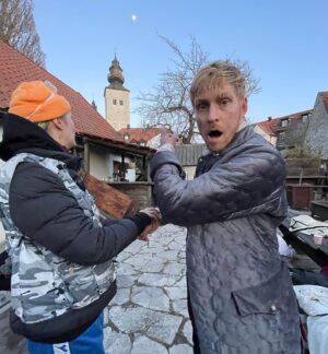 Alva Bratt Instagram - Fasen vad fint det har varit att få vara en del av den här fantastiska julkalendern. Jag är kroniskt mallig. Tackar hjärtligast för hertiginnan 👑 GO JUL #kronprinsensomförsvann