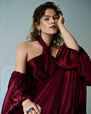 Alva Bratt Instagram - thank you so much @voguescandinavia & @cartier 🪩 for this honourable shoot 🌀VOGUE Scandinavia dec/jan issue 15 @hassenielsenstudio på foto @mariabarsoum styling @anyadetobon_makeup på make 🌬️ @fridaselkirk på naglar @karolinaliedberg på hår ~ tack @martinabonnier 🧡 and thank you @claremcy for the sweet interview