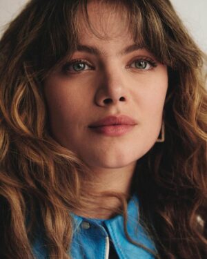 Alva Bratt Instagram - swedish ELLE August issue 🌘🌝☄️
tack @skooghelena för ett fint samtal
❤️‍🔥 fotat av @sinaostlund ❤️‍🔥
min @monttim stylade och kära @kajsasvanbergmakeup gjorde make, @byelvira på hår ♥️ @juliaknyp_elle art director. TACK @ellesverige så ärofyllt ♥️ ~~~