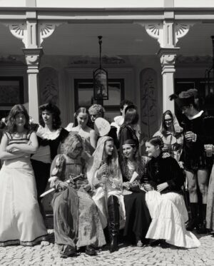 Alva Bratt Instagram - midsommar 1523 🧚‍♂️🛡️⚔️🦂 ~~~ Vasas frillor mfl ~ 🗡️♥️ ~ @dorisdaga 🪭🏰