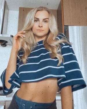 Alyssa Trask Instagram - Hello weekend 🦋