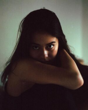 Amber Midthunder Instagram - eyes on me 

📸: @bellagonzalesdp 🖤✨