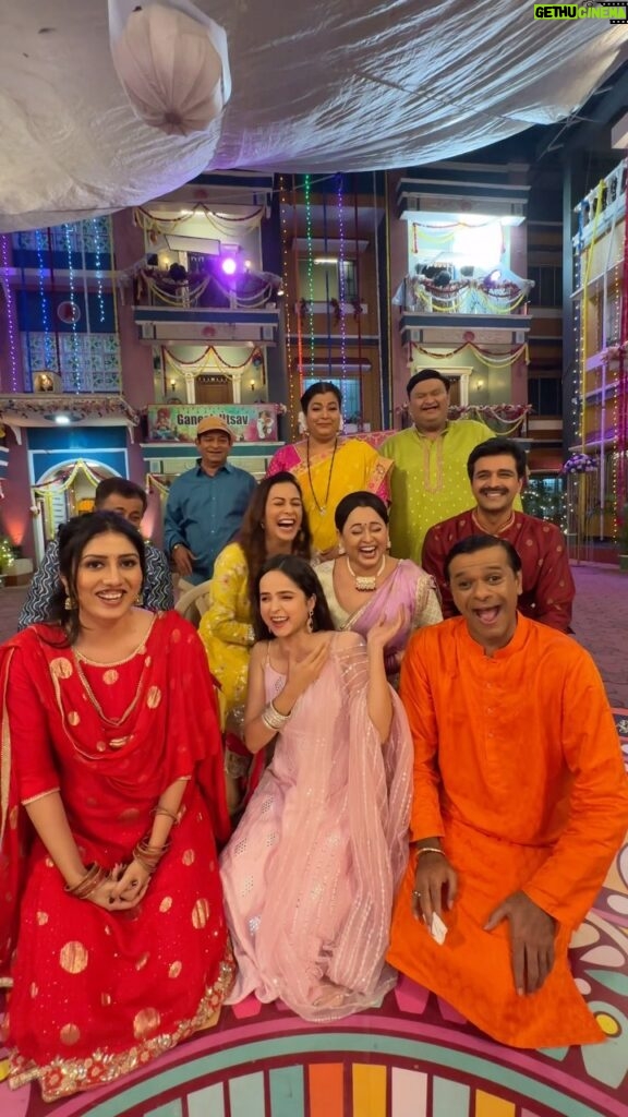 Ambika Ranjankar Instagram - Saiyyan Challenge with my Sakhasss..🤣❤️ PS - By keeping ourselves entertained, That’s how we managed so many night shifts back to back, Haha!! 🫣 . . #saiyyan #tmkoc #bts #singingchallenge #trendingreels #reelitfeelit #nightshoot #palaksindhwani