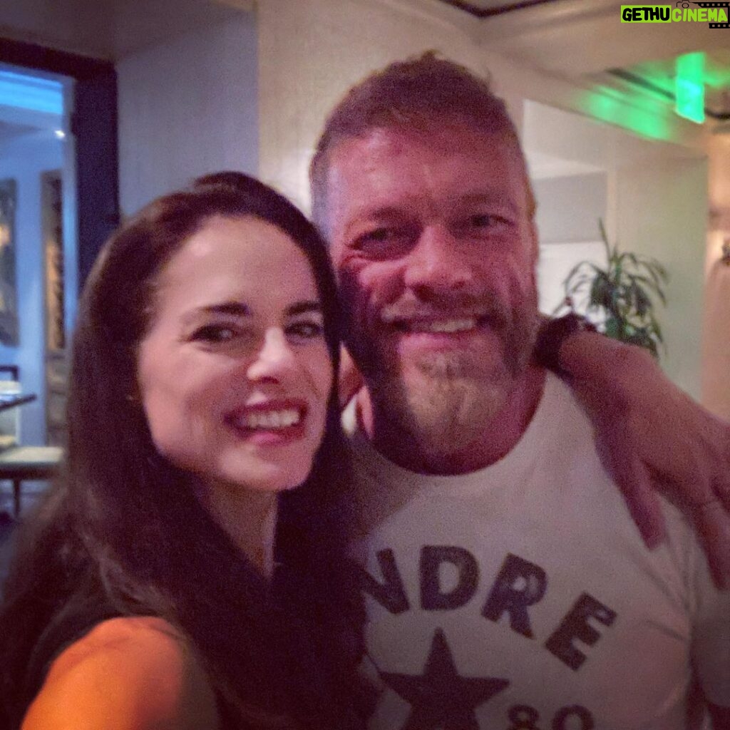 Amy Bailey Instagram - Sometimes people are just all kinds of goodness wrapped into one! This guy is not only a legend and a great actor, he’s one of the most genuine and kind-hearted folks I’ve come across in the industry. And a great husband and dad! Wishing you more of the goodness that’s coming your way my friend. Panther claw hands 4ever! 😅👋 grrrrrrrr #kjetillflatnose #vikings #theedge @edgeratedr