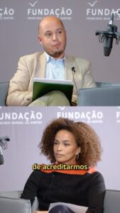 Ana Sofia Martins Instagram - Que «traços de personalidade, atitudes políticas, outras características estão associados a uma maior probabilidade de acreditar em teorias da conspiração»? Ouça o novo episódio deste [IN] Pertinente sobre teorias da conspiração na política. Já disponível nas plataformas habituais de podcasts. 👉 Subscreva, seguindo o link na bio. #in_pertinentepodcast #teoriasdaconspiração #politica