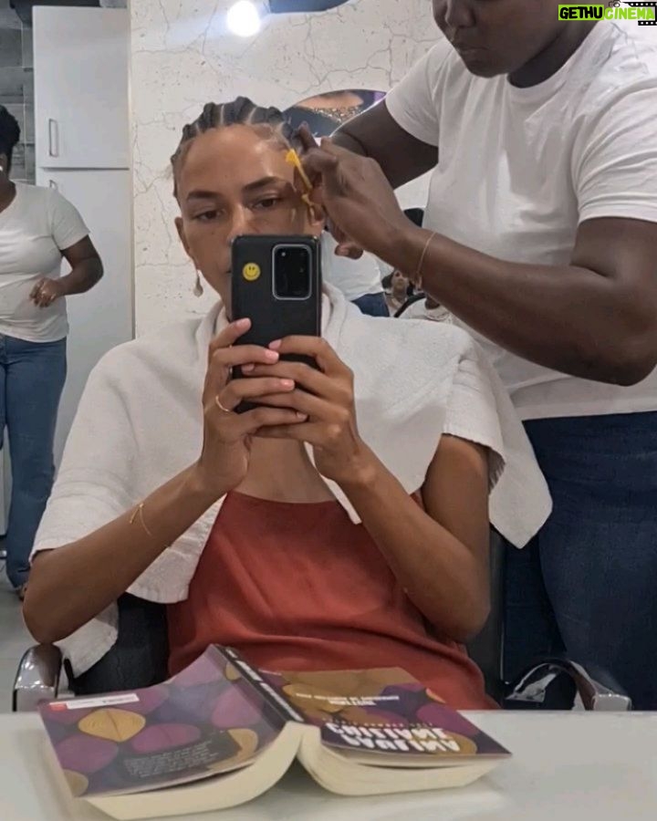 Ana Sofia Martins Instagram - 2023 Part IV - the videos 📹📱 1- Anestesia local (dentista) 2- #babyhair @afrobraids_official 3- A "córtire um ganda sonoro" com o Zéi 4- "Não m' abanes" 5- Roda no ar 6- Se eu não gostar de mim quem gostará? 7- Self tapping is hard , era o elevador do prédio que não parava, a campainha sempre a tocar, o texto que não saía 😂 8- a primeira vez que fui ao @finalmenteclublisboa 9- "Olhapákió!" (gatinho da Xu) 10- Convívio em casa da tia Fátima ❤️