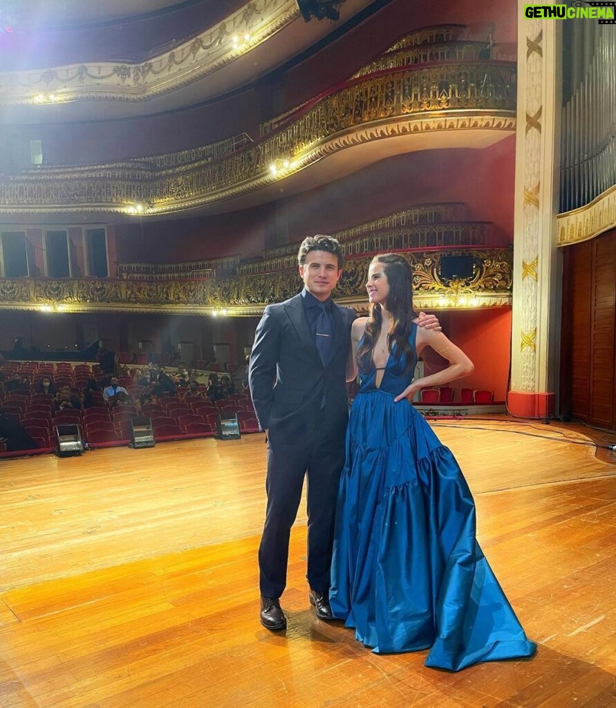 André Marinho Instagram - ❤️🦁⭐️🎶 Dia de @giulia ! Sorte a minha em ter você comigo nessa vida. É de arrepiar ver a sua trajetória desde esse dia que acompanhei, diretamente do Teatro Municipal, a filmagem do sucesso da Netflix “Depois do Universo” e, acelerando na linha do tempo, ver você ontem cantando - para um mar de fãs portugueses - a música tema que você mesma compôs para brilhar no seu icônico filme. Eu sei o quanto você batalhou por esse momento épico de consagração, então se tem alguém que merece é você! Embora hoje estejamos longe, não importa, ainda me sinto perto de você quando mais preciso. Você sempre soube me aconselhar e me apoiar quando mais precisei e, por isso, sou eternamente grato. É por isso que hoje quero te enviar esta mensagem de aniversário, na esperança de que também se sinta próxima de mim. Love you, Binny. Pra sempre. Bjo do seu irmão 😘