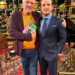 André Marinho Instagram - Mãe, tô na Globo! 🌐✨📺😅 Convido você hoje para assistir comigo o @conversacombial no início de madrugada da @tvglobo ! Muito honrado em ter sido convidado pelo mestre @pedrobial para essa entrevista ao lado do @betosilvaseucasseta , dois caras que cresci assistindo e admirando. ->> Falamos sobre como é fazer humor em tempos quando se parece estar proibido rir! Tempos de cancelados e canceladores em que piada está virando crime e crime está virando piada. Temas que abordo a fundo no meu livro “O Brasil (Não) É Uma Piada” (link na bio)! ->> É daqui a pouco logo depois do Jornal da Globo, no @globoplay após a exibição do programa e disponível na versão podcast nas plataformas de áudio. Vem comigo. Seguimos juntos! 🤝🚀 Rede Globo Studios Sao Paulo