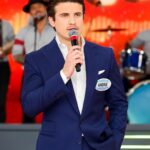 André Marinho Instagram - 🎤🎶🎅🏼🎄 É AGORA! Assista nesse momento, ao vivo, na tela do SBT minha estreia como cantor na “Disputa Musical” do eterno @pgmsilviosantos comandado pela minha querida @patriciaabravanel com as melhores companheiras de equipe que eu poderia pedir: @giulia & @fefe provaram que os homens definitivamente são ninguém sem as mulheres 😅! Prometo pra vocês - como nunca antes - que vocês vão rir (provavelmente pra não chorar) da minha versão de “Esse Cara Sou Eu” do Rei Roberto Carlos! 🤣 Feliz natal a todos vocês que me acompanham e me apoiam aqui todos os dias. Seguimos Juntos! 🤝🚀 SBT - Sistema Brasileiro De Televisão
