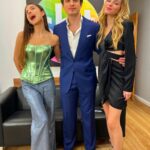 André Marinho Instagram - 🎤🎶🎅🏼🎄 É AGORA! Assista nesse momento, ao vivo, na tela do SBT minha estreia como cantor na “Disputa Musical” do eterno @pgmsilviosantos comandado pela minha querida @patriciaabravanel com as melhores companheiras de equipe que eu poderia pedir: @giulia & @fefe provaram que os homens definitivamente são ninguém sem as mulheres 😅! Prometo pra vocês - como nunca antes - que vocês vão rir (provavelmente pra não chorar) da minha versão de “Esse Cara Sou Eu” do Rei Roberto Carlos! 🤣 Feliz natal a todos vocês que me acompanham e me apoiam aqui todos os dias. Seguimos Juntos! 🤝🚀 SBT - Sistema Brasileiro De Televisão