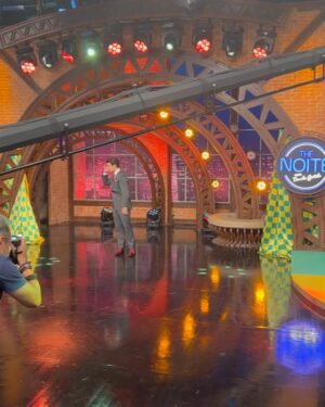 André Marinho Instagram - 🌃🎙📺⭐️ É HOJE!! Estamos de volta na tela do @sbtthenoite logo mais às 00h45 no clima de Copa com o grande @danilogentili divulgando meu primeiro livro “O Brasil (Não) É Uma Piada” (link da Amazon nos meus stories)! 
->> Minha ida ao talk-show em 2019 foi o primeiro grande divisor de águas da minha carreira – uma noite mágica! (link nos stories) Comenta aqui se você lembra daquele programa! 
->> Muito obrigado a toda produção do programa pelo carinho de sempre. O papo foi novamente sensacional e não vejo a hora de em breve assistir ao lado de vocês. Seguimos juntos! 🤝🚀