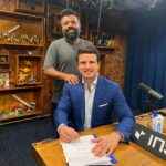 André Marinho Instagram - ✍🏼⚡️🗞🩴👀 Fui hoje no @flowpdc pedir bênção ao meu novo parceiro @igor.3k para o nosso @flownews - a nova vertical de notícias dos @estudiosflow ! Botei no pé o icônico chinelo do homem para dar sorte nessa nova fase. Agradeço ao CEO do Flow @gaigher14 pela confiança, aos meus novos colegas @carlostramontina @marcelamrahal @carolmoreira3 @paulocruzphi & @lucas_faraldo por embarcarem comigo nessa empreitada, a toda equipe de produção comandada pelo @rahalrahal que tem sido impecável e a @monica_bergamo pela matéria sensacional na @folhadespaulo anunciando esse grande momento! => Sigam agora @flownews , inscrevam-se no nosso canal no YouTube (link nos stories) e acompanhem a nossa programação! => Flow News: onde divergências não dividem, enriquecem! Seguimos juntos! 🤝🚀