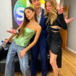André Marinho Instagram - 🎤🎶🎅🏼🎄 É AGORA! Assista nesse momento, ao vivo, na tela do SBT minha estreia como cantor na “Disputa Musical” do eterno @pgmsilviosantos comandado pela minha querida @patriciaabravanel com as melhores companheiras de equipe que eu poderia pedir: @giulia & @fefe provaram que os homens definitivamente são ninguém sem as mulheres 😅! Prometo pra vocês - como nunca antes - que vocês vão rir (provavelmente pra não chorar) da minha versão de “Esse Cara Sou Eu” do Rei Roberto Carlos! 🤣 Feliz natal a todos vocês que me acompanham e me apoiam aqui todos os dias. Seguimos Juntos! 🤝🚀 SBT - Sistema Brasileiro De Televisão