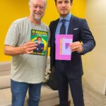 André Marinho Instagram - Mãe, tô na Globo! 🌐✨📺😅 Convido você hoje para assistir comigo o @conversacombial no início de madrugada da @tvglobo ! Muito honrado em ter sido convidado pelo mestre @pedrobial para essa entrevista ao lado do @betosilvaseucasseta , dois caras que cresci assistindo e admirando. ->> Falamos sobre como é fazer humor em tempos quando se parece estar proibido rir! Tempos de cancelados e canceladores em que piada está virando crime e crime está virando piada. Temas que abordo a fundo no meu livro “O Brasil (Não) É Uma Piada” (link na bio)! ->> É daqui a pouco logo depois do Jornal da Globo, no @globoplay após a exibição do programa e disponível na versão podcast nas plataformas de áudio. Vem comigo. Seguimos juntos! 🤝🚀 Rede Globo Studios Sao Paulo