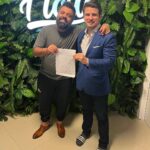 André Marinho Instagram - ✍🏼⚡️🗞🩴👀 Fui hoje no @flowpdc pedir bênção ao meu novo parceiro @igor.3k para o nosso @flownews - a nova vertical de notícias dos @estudiosflow ! Botei no pé o icônico chinelo do homem para dar sorte nessa nova fase. Agradeço ao CEO do Flow @gaigher14 pela confiança, aos meus novos colegas @carlostramontina @marcelamrahal @carolmoreira3 @paulocruzphi & @lucas_faraldo por embarcarem comigo nessa empreitada, a toda equipe de produção comandada pelo @rahalrahal que tem sido impecável e a @monica_bergamo pela matéria sensacional na @folhadespaulo anunciando esse grande momento! => Sigam agora @flownews , inscrevam-se no nosso canal no YouTube (link nos stories) e acompanhem a nossa programação! => Flow News: onde divergências não dividem, enriquecem! Seguimos juntos! 🤝🚀