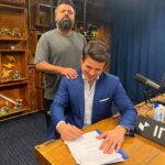 André Marinho Instagram - ✍🏼⚡️🗞🩴👀 Fui hoje no @flowpdc pedir bênção ao meu novo parceiro @igor.3k para o nosso @flownews - a nova vertical de notícias dos @estudiosflow ! Botei no pé o icônico chinelo do homem para dar sorte nessa nova fase. Agradeço ao CEO do Flow @gaigher14 pela confiança, aos meus novos colegas @carlostramontina @marcelamrahal @carolmoreira3 @paulocruzphi & @lucas_faraldo por embarcarem comigo nessa empreitada, a toda equipe de produção comandada pelo @rahalrahal que tem sido impecável e a @monica_bergamo pela matéria sensacional na @folhadespaulo anunciando esse grande momento! => Sigam agora @flownews , inscrevam-se no nosso canal no YouTube (link nos stories) e acompanhem a nossa programação! => Flow News: onde divergências não dividem, enriquecem! Seguimos juntos! 🤝🚀
