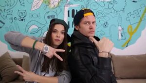 Andrey Polyanin Instagram - Yo yo... iki yabanci bir araya gelmemeliydik 🇧🇷🇷🇺 belki de bu kadar gülmemeliydik 🙃 videonun tamami icin @larissaburak 🤗 👊🏻 @grogionline 🙏🏻