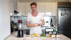 Andrey Polyanin Instagram - Merhaba arkadaşlar, bende #MövenpickliTarifler için kendi özel Mövenpick’li kokteylimi hazırladım.😀 Tarifimin adını da ben buldum Fruity Cooler! 
Fruity Cooler Tarifi: ilk önce blender’ın içine birazcık maden suyu koyuyorum, sonra yarım su bardağı taze sıkılmış portakal suyu ekliyorum. En son olarak tabii ki Mango Passion Fruit’lu ve Raspberry’li Mövenpick dondurmalarımı ekliyorum.
Kokteylim hazır olduğunda üzerine iki top dondurma daha ekliyorum. Sonra da bir portakal dilimi ve taze nane yaprakları ile süsleyip servis ediyorum. 
Hadi sende hemen  #MövenpickliTarifler hashtag’ini kullanarak kendi tarifini paylaş, süpriz hediyeler kazan. @movenpickicecreamtr
