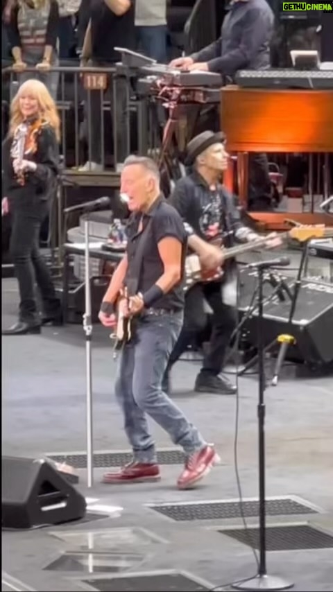 Andy Karl Instagram - Just a few moments from the unbelievable @springsteen @stevievanzandt & @bsesb_tour this past Saturday night @thegarden AND THEY PLAYED FOR OVER THREE HOURS WITHOUT SO MUCH AS A WATER 💦 BREAK‼️‼️ IT WAS INCREDIBLE ‼️‼️‼️ Thank you @mvzagogo ❌💖 . . . #brucespringsteen #nyc #madisonsquaregarden #concert #stevievanzandt #legend #dancinginthedark #glorydays #theestreetband