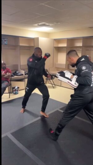 Ange Loosa Instagram - 🥷🏿🇨🇭 🌍 🇨🇩 @ufc  Walkout