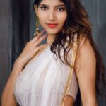 Angel Rai Instagram - Mera dil ye pukare aaja ❤️🔥 #foryou #angelrai #dance #transition #reelitfeelit #viral #fun #wings #trendingreels #trendininsta #love #style #trend #meradil #newvideo #new
