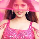 Angel Rai Instagram - Indian or western ???? #Thumkeshwari #Bhediya #foryou #trending #viral #fun #trending #newsong #angelrai #love #indian #thumka #shottmumbai #metacreator #indiangirls #desilook #beauty #wings @varundvn @kritisanon
