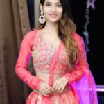 Angel Rai Instagram - Aaj final hai aap kisko vote kar rahe hai ?????? #foryou #angelrai #angellovers #bigbossott #elvishyadav #system #trending #trend #fun #bigboss #elvisharmy #tiktokviral #instagram #love #marriage #angel #indiangirl #indiandress #raosahab