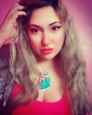 Angela Zahra Instagram - 🐱💖Beautiful necklace: @thecraftyanteater #thecraftyanteater #collaboration #angelazahra #انجيلا_زهرة