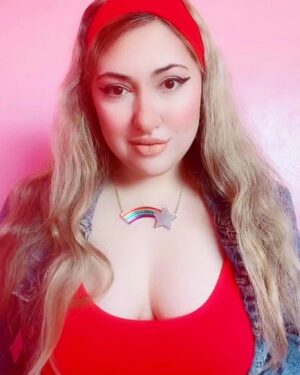 Angela Zahra Instagram - ❤️🌈Another amazing necklace by @thecraftyanteater I love it 😍 #thecraftyanteater #collaboration #angelazahra #انجيلا_زهرة