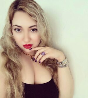 Angela Zahra Instagram - 💋✨ Bracelet: @cycolinks Discount code: ANGEL15 ✨ #collab #angelazahra #cycolinks #انجيلا_زهرة