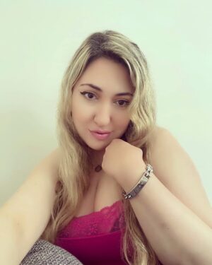 Angela Zahra Instagram - 💖✨ Bracelet: @cycolinks  Discount code: ANGEL15 ✨✨Link in my Bio 💋 #collab #cycolinks #angelazahra #انجيلا_زهرة